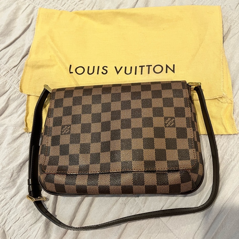 *SOLD* Louis Vuitton Musette Tango in Ebene